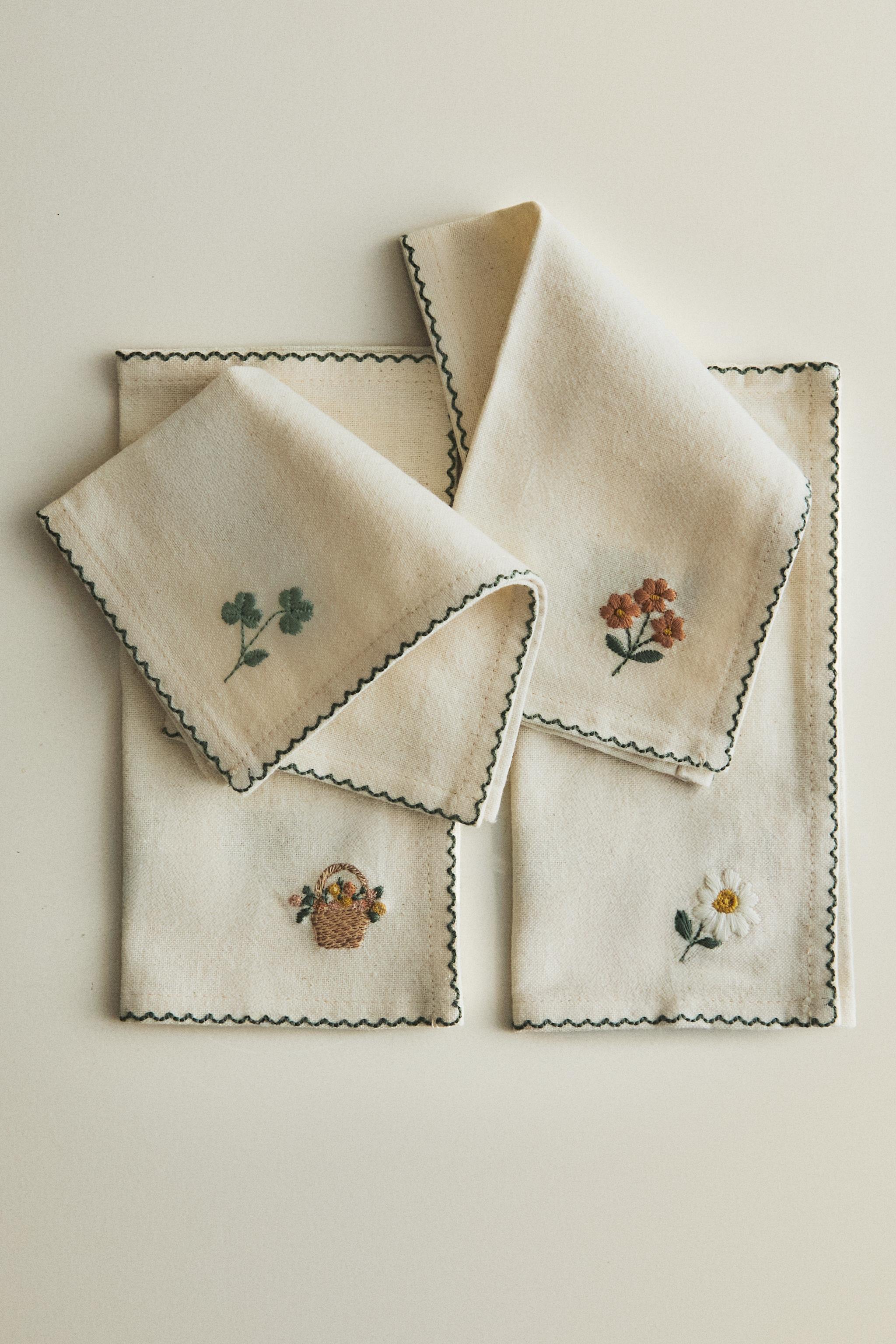 LOT DE SERVIETTES DE TABLE BRODERIE FLEURIE (LOT DE 4)
